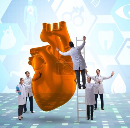 Téléchargez les photos : L'examen cardiaque par une équipe de médecins - en image libre de droit