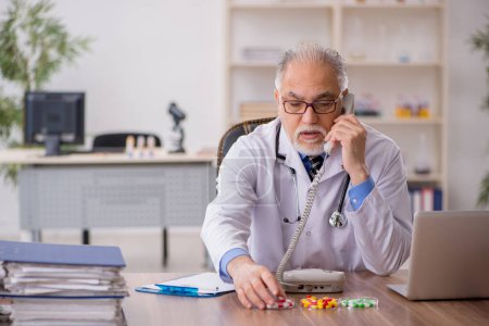 Vieux médecin pharmacien dans le concept de synthèse des médicaments