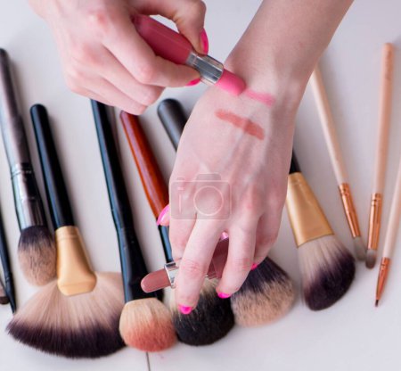 Téléchargez les photos : La collection de produits de maquillage exposés sur la table - en image libre de droit
