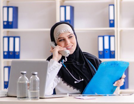Der junge Arzt im Hidschab arbeitet in der Klinik