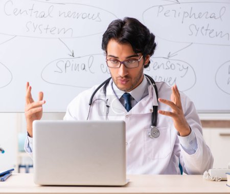 Der junge Arzt Neurologe vor dem Whiteboard