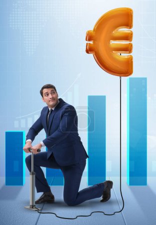 Téléchargez les photos : L'homme d'affaires pompage euro signe dans le concept d'entreprise - en image libre de droit