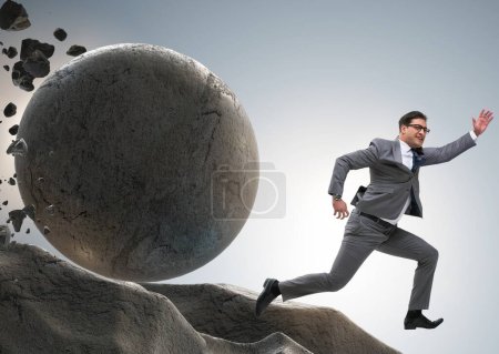 Foto de El hombre de negocios huyendo de caer piedra rodante - Imagen libre de derechos