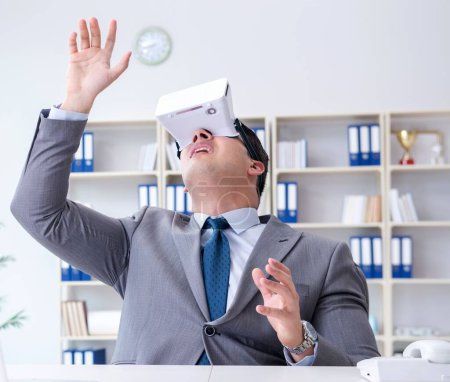 Téléchargez les photos : Homme d'affaires avec lunettes de réalité virtuelle dans le concept de technologie moderne - en image libre de droit