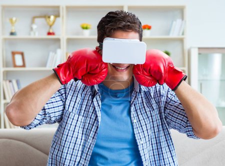Téléchargez les photos : L'homme portant des lunettes de réalité virtuelle vr jeu de boxe - en image libre de droit