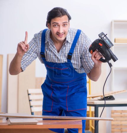 Téléchargez les photos : Le jeune charpentier masculin travaillant à l'intérieur - en image libre de droit