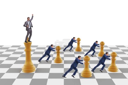 Homme d'affaires criant dans le jeu d'échecs
