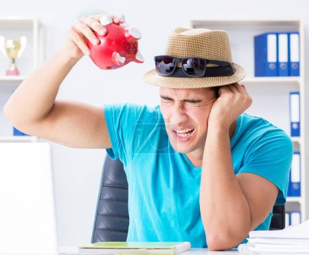 Téléchargez les photos : Homme d'affaires se préparant pour les vacances dans le bureau - en image libre de droit