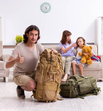 Téléchargez les photos : Le voyage de vacances de planification familiale heureux - en image libre de droit