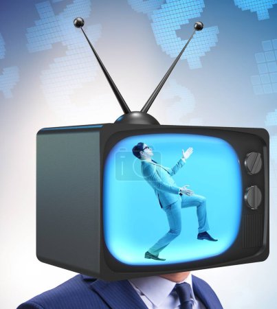 Téléchargez les photos : L'homme avec la tête de télévision dans le concept de dépendance à la télévision - en image libre de droit