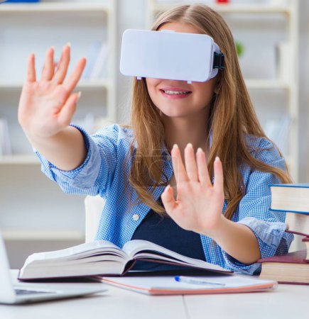 Foto de La joven estudiante preparándose para los exámenes con gafas vr - Imagen libre de derechos