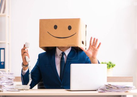 Foto de El hombre feliz empleado con caja en lugar de su cabeza - Imagen libre de derechos