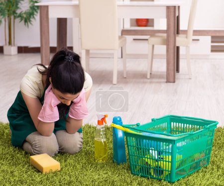 Foto de La joven contratista haciendo tareas domésticas - Imagen libre de derechos