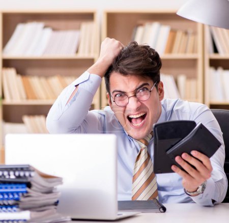 Téléchargez les photos : Le comptable drôle qui travaille dans le bureau - en image libre de droit