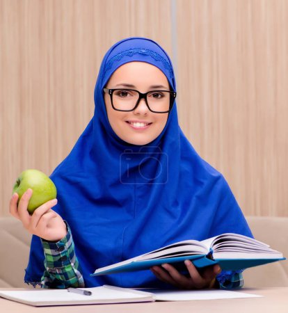 La fille musulmane se prépare pour les examens d'entrée

