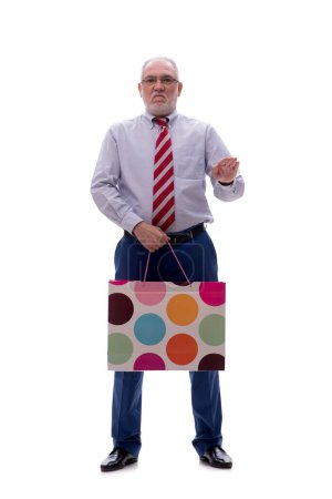 Téléchargez les photos : Vieux patron mâle tenant sac isolé sur blanc - en image libre de droit
