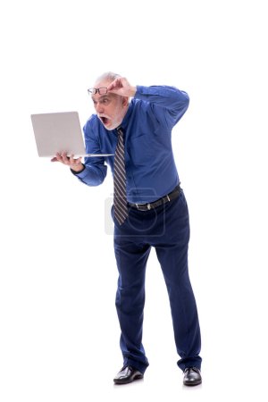 Téléchargez les photos : Homme d'affaires âgé tenant ordinateur portable isolé sur blanc - en image libre de droit