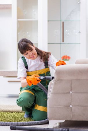 Téléchargez les photos : L'entrepreneur de nettoyage professionnel travaillant à domicile - en image libre de droit