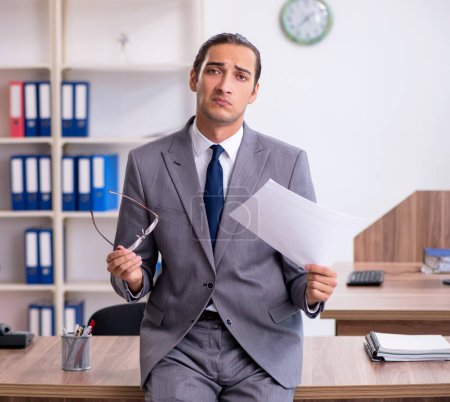 Téléchargez les photos : L'homme d'affaires malheureux dans le bureau - en image libre de droit