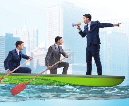 Téléchargez les photos : Équipe d'hommes d'affaires dans le concept de travail d'équipe avec bateau - en image libre de droit
