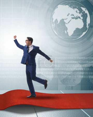 Téléchargez les photos : Homme d'affaires sur le tapis rouge dans le concept de succès - en image libre de droit