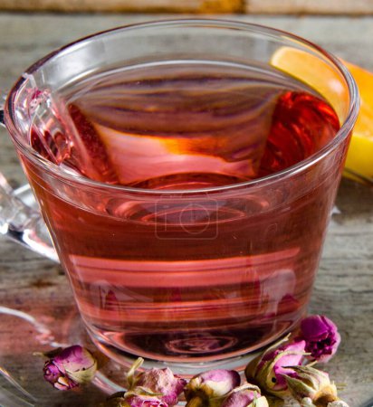 Foto de El té de bayas de fruta en la taza que se sirve en la mesa - Imagen libre de derechos