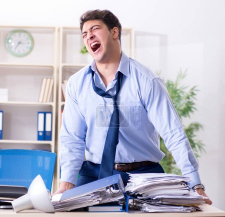Foto de El hombre de negocios enojado frustrado con demasiado trabajo - Imagen libre de derechos