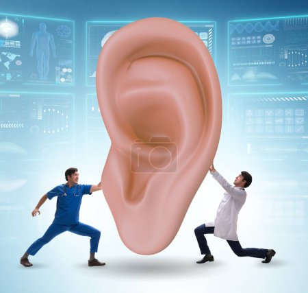 Téléchargez les photos : Le médecin examinant l'oreille géante dans le concept médical - en image libre de droit