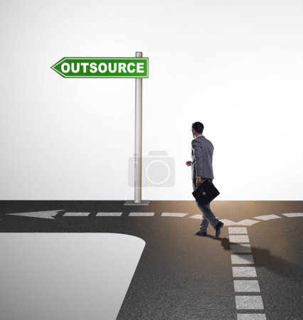 Geschäftsmann am Scheideweg zwischen Outsourcing und Inhouse