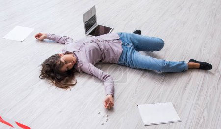 Foto de La mujer muerta en el suelo después de suicidarse - Imagen libre de derechos