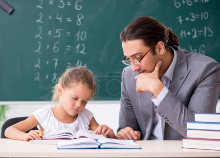 Téléchargez les photos : Le professeur avec une jeune fille dans la salle de classe - en image libre de droit