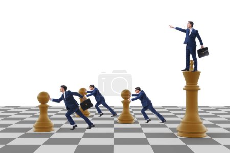 Geschäftsmann schreit beim Schachspiel