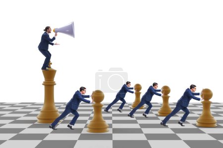Geschäftsmann schreit beim Schachspiel