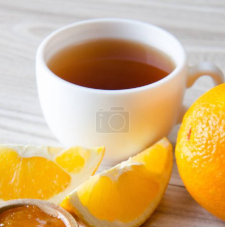 Foto de La taza de té servida con mermelada de naranja - Imagen libre de derechos
