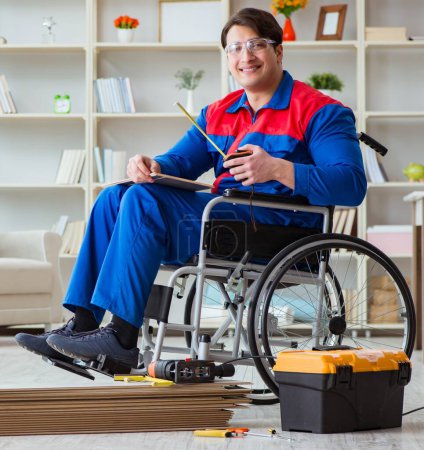 Téléchargez les photos : L'homme handicapé pose stratifié de plancher dans le bureau - en image libre de droit
