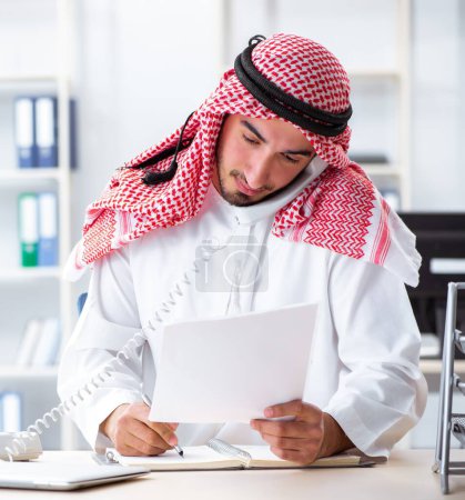 Téléchargez les photos : L'homme d'affaires arabe travaillant dans le bureau - en image libre de droit
