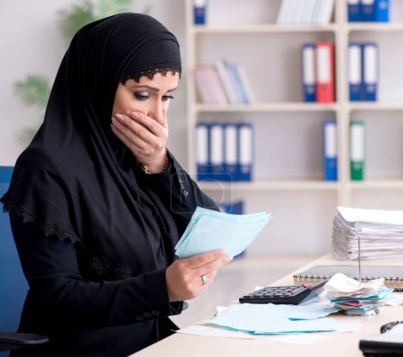 Téléchargez les photos : La femme comptable employée dans le hijab travaillant dans le bureau - en image libre de droit