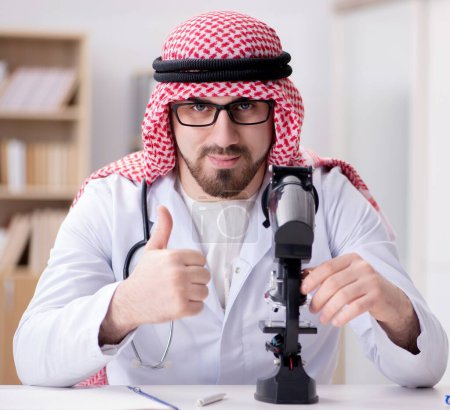 Téléchargez les photos : Le médecin arabe travaillant à l'hôpital du labo - en image libre de droit