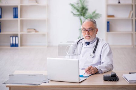 Téléchargez les photos : Vieux médecin dans le concept de télémédecine - en image libre de droit