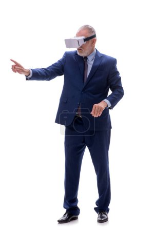 Foto de Antiguo jefe con gafas virtuales aisladas en blanco - Imagen libre de derechos