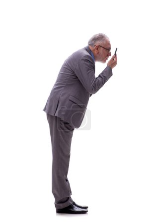 Vieux patron masculin parlant par téléphone isolé sur blanc