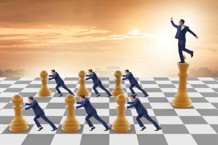 Téléchargez les photos : Homme d'affaires criant dans le jeu d'échecs - en image libre de droit