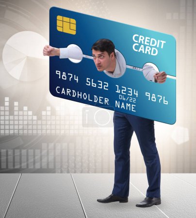 L'homme d'affaires dans le concept de fardeau de la carte de crédit au pilori
