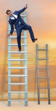 Foto de El empleado siendo despedido y cayendo de la escalera de carrera - Imagen libre de derechos