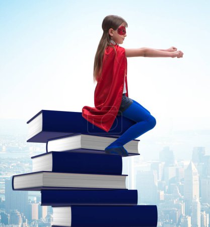 Foto de La niña superhéroe en concepto de educación - Imagen libre de derechos