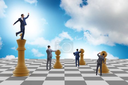 Téléchargez les photos : Homme d'affaires criant dans le jeu d'échecs - en image libre de droit