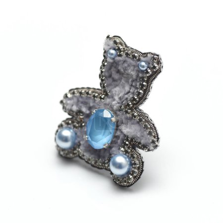 Téléchargez les photos : Silver brooch drop with a blue stone - en image libre de droit