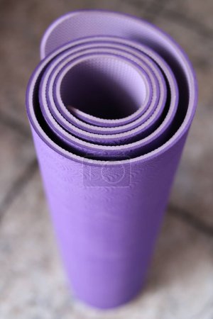Foto de Esterilla de yoga y esterilla de yoga púrpura - Imagen libre de derechos
