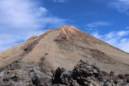 España- islas canarias- roques de garcia formaciones rocosas con monte teide en fongroundimages