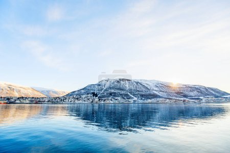 Piękny zimowy krajobraz śniegu objętych miasta Tromsø w północnej Norwegii